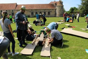 Construction de voiture en carton
